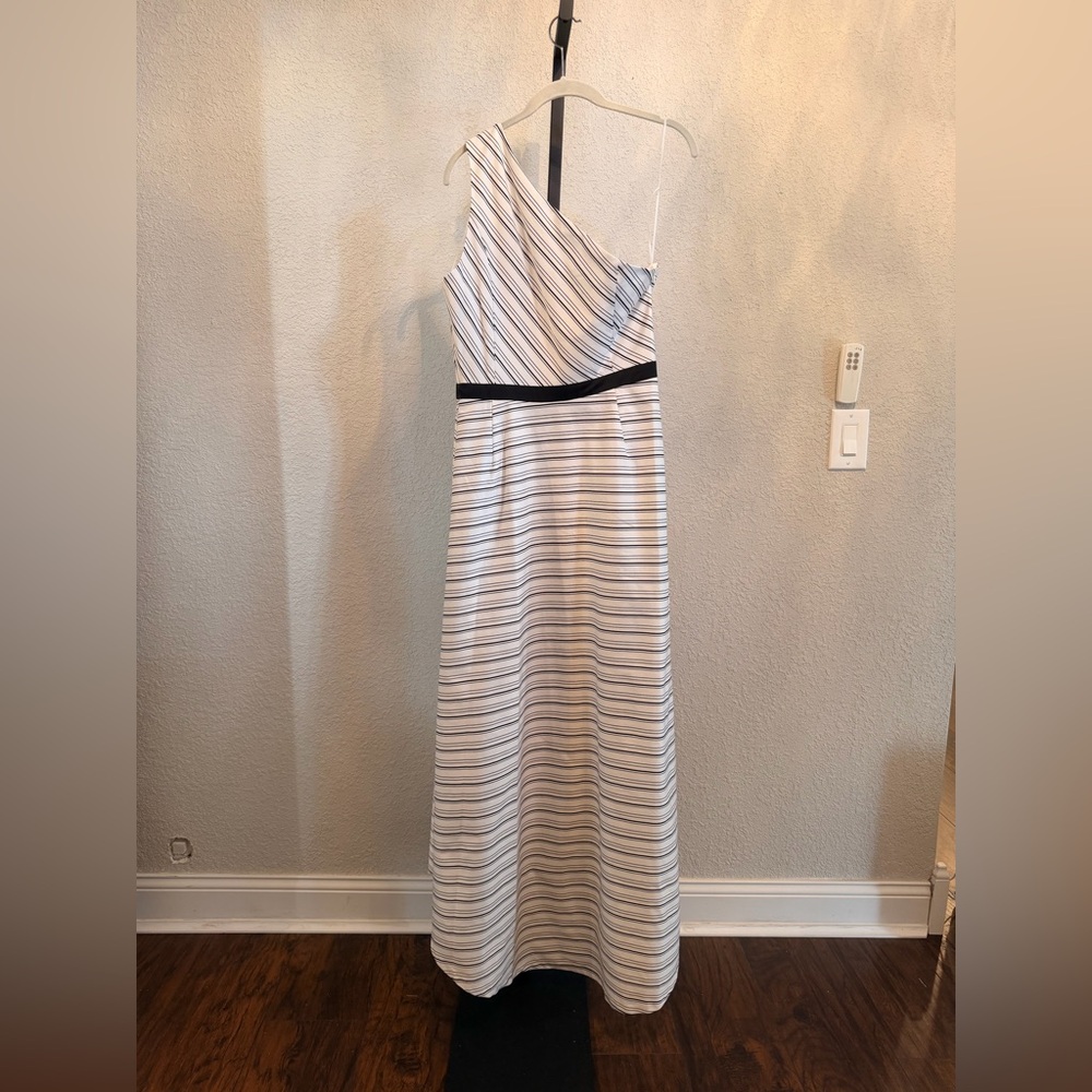 🆕Halston Heritage One-Shoulder Black and White Striped Dress - Picture 3 of 8